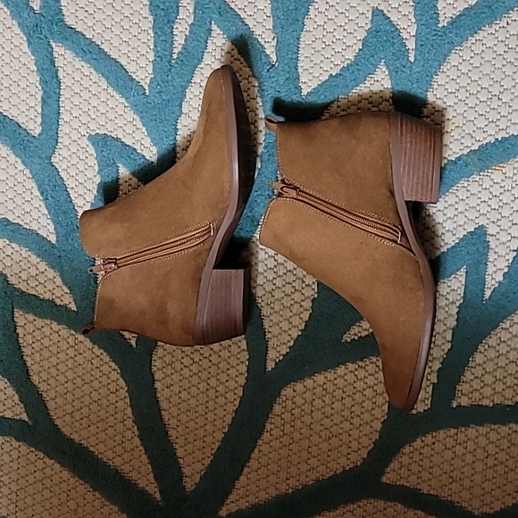 NWOT Tan Suede Look Booties Size 7 - Picture 2 of 4